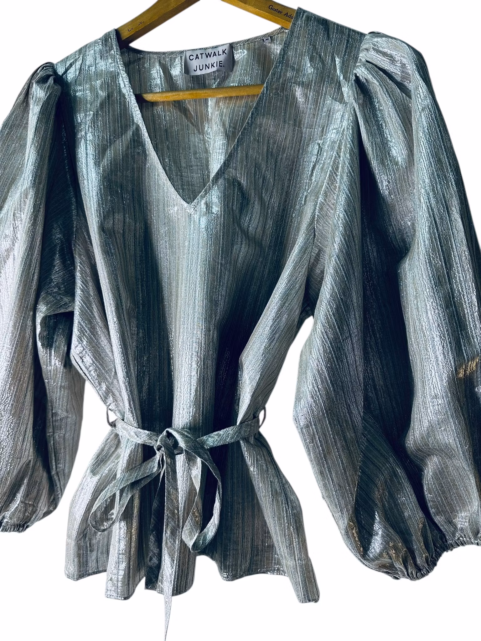 Silverfärgad topp med stora ärmar