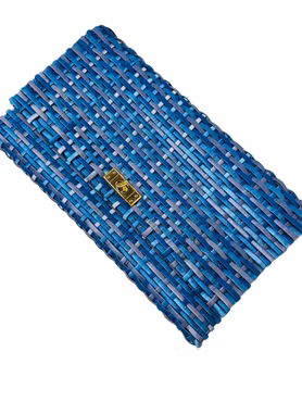 Blå flätad kuvertväska