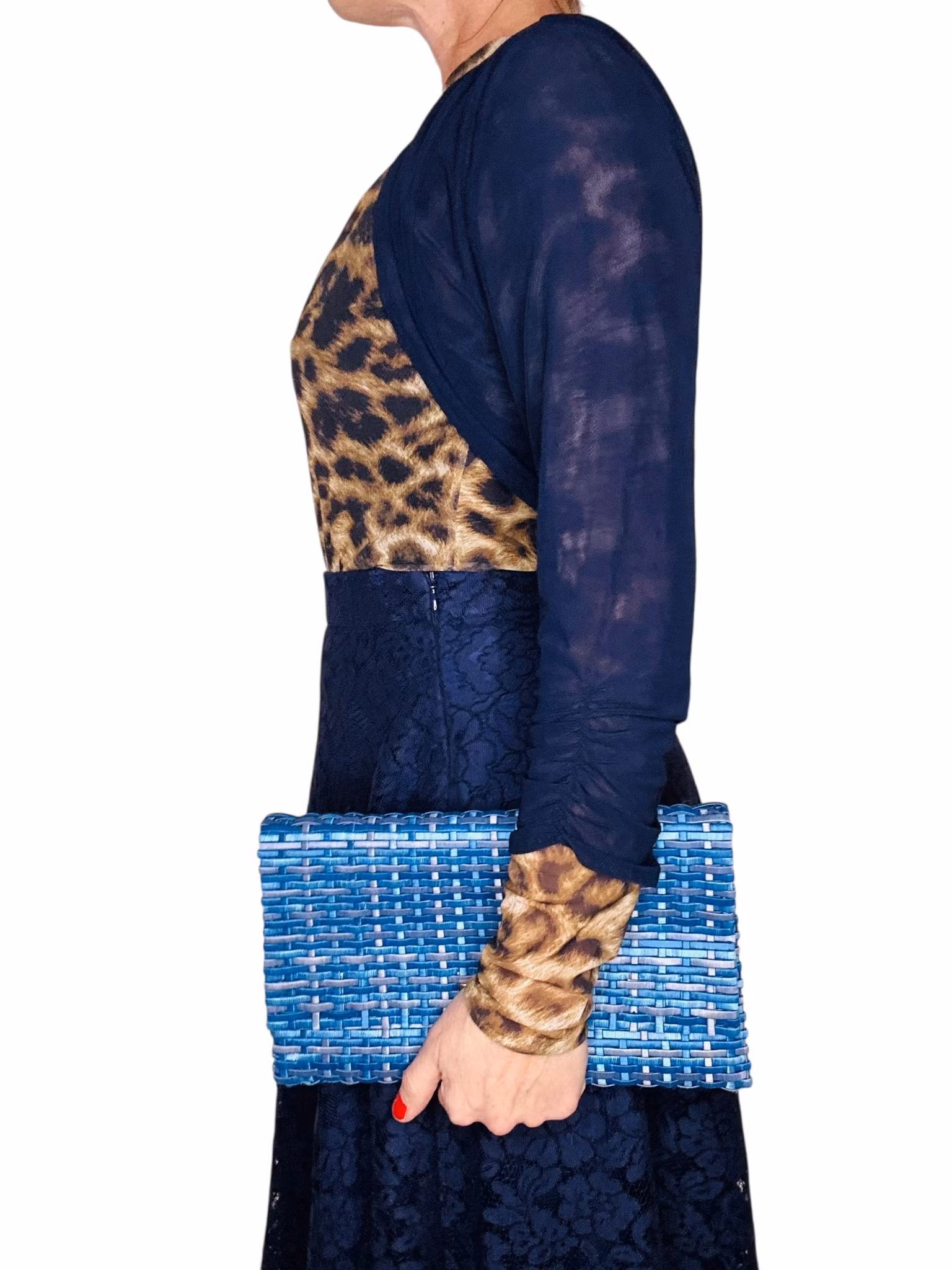 Blå flätad kuvertväska