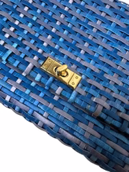 Blå flätad kuvertväska