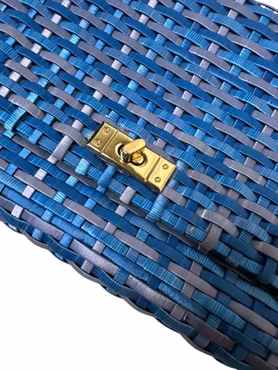 Blå flätad kuvertväska