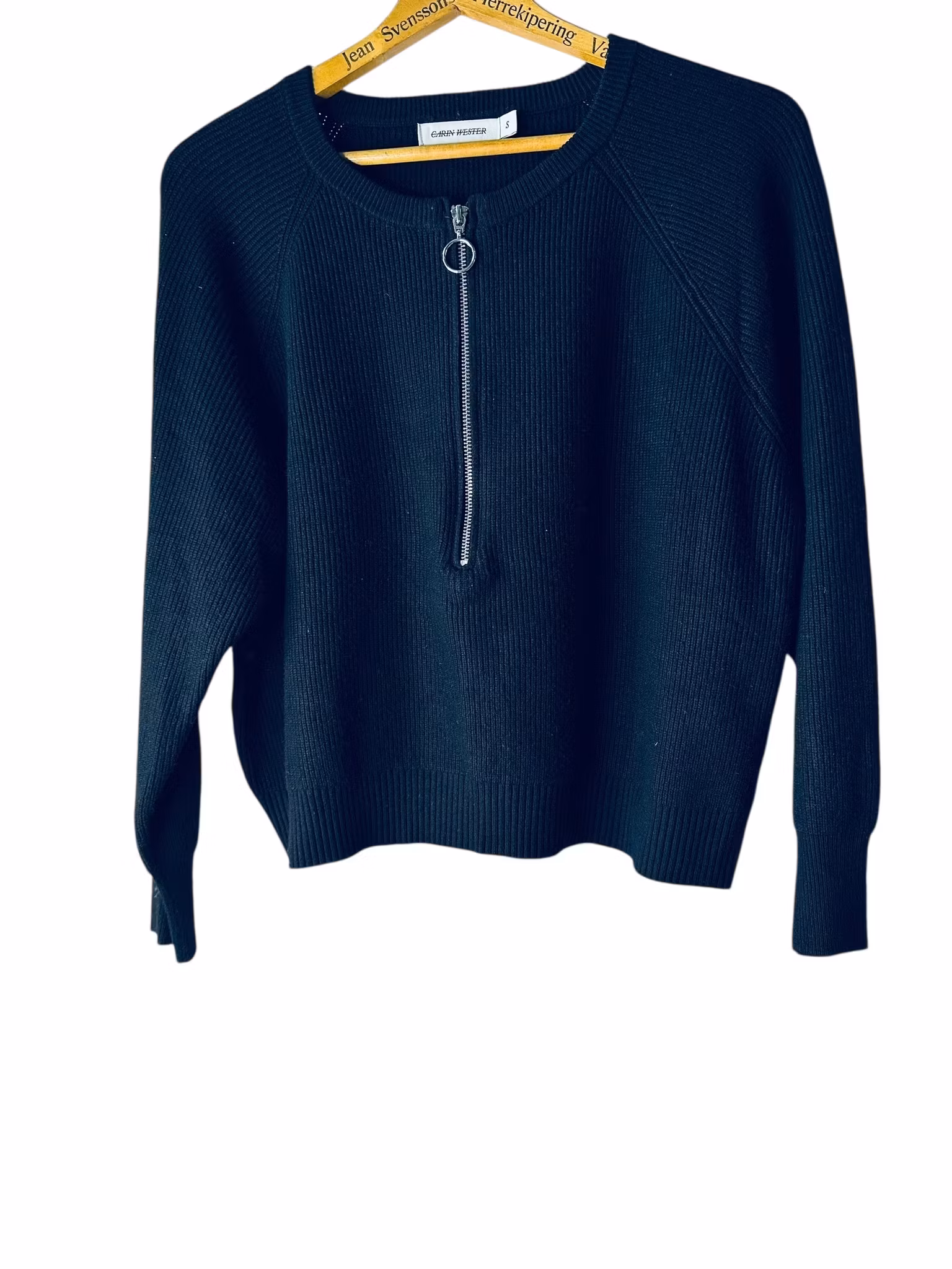 Svart stickad tröja med dragkedja