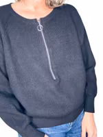 Svart stickad tröja med dragkedja