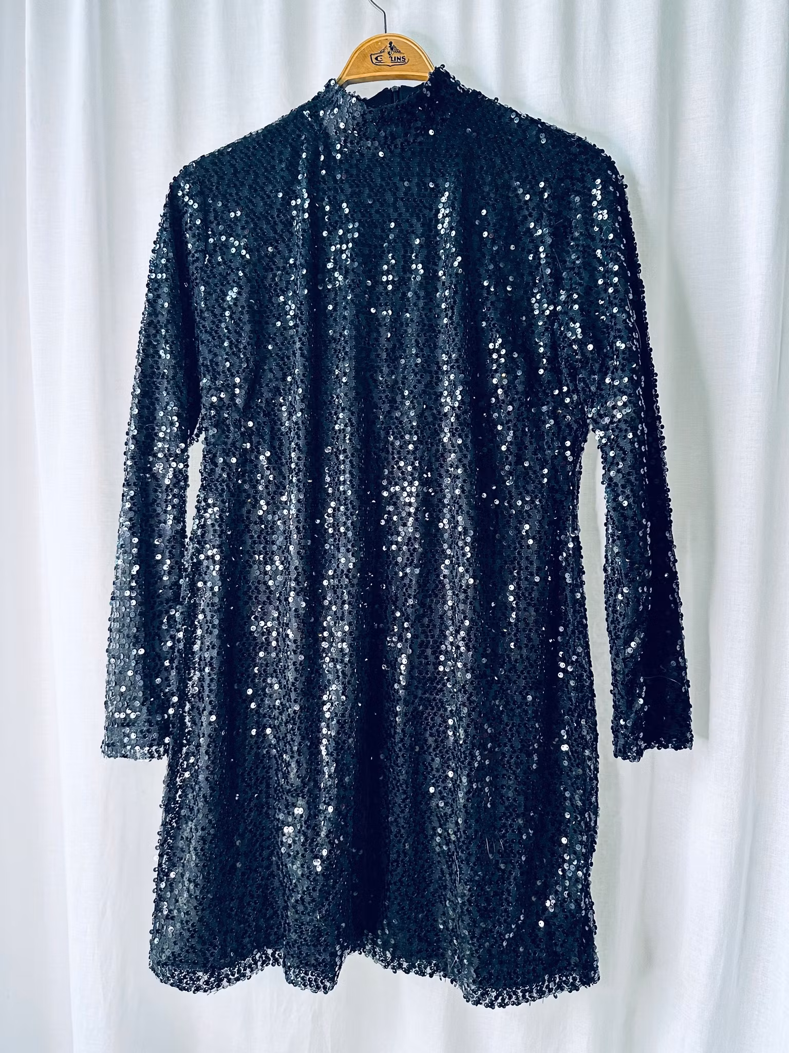 Svart paljettklänning med lång ärm