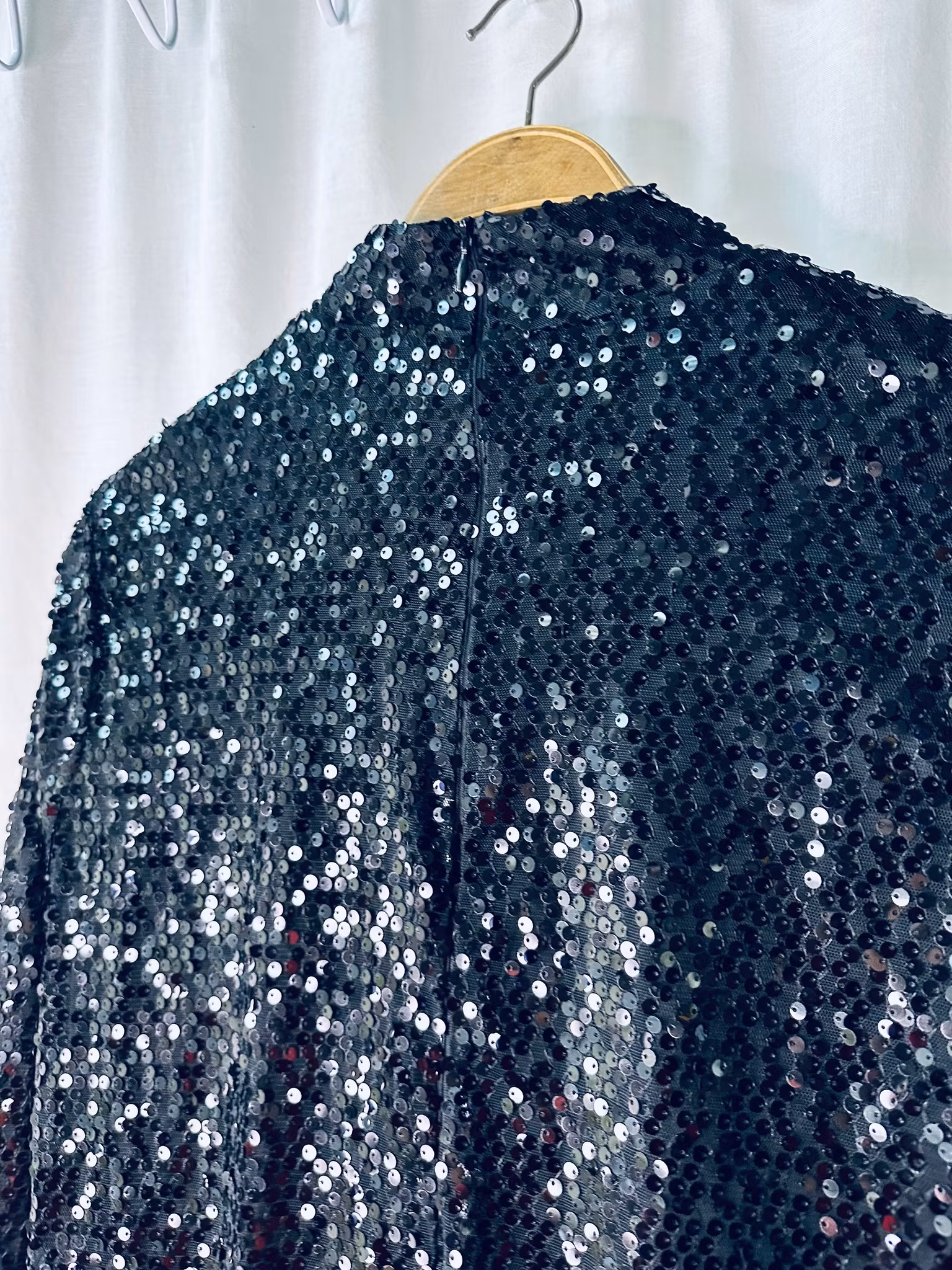 Svart paljettklänning med lång ärm