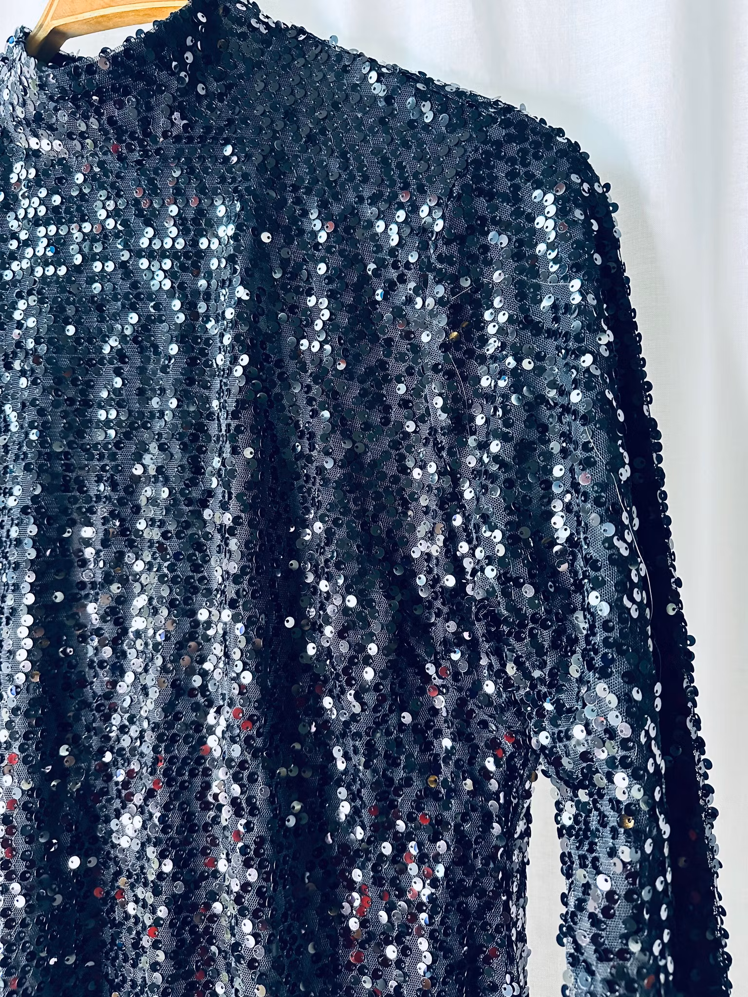 Svart paljettklänning med lång ärm