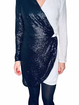 Svart-vit paljettklänning