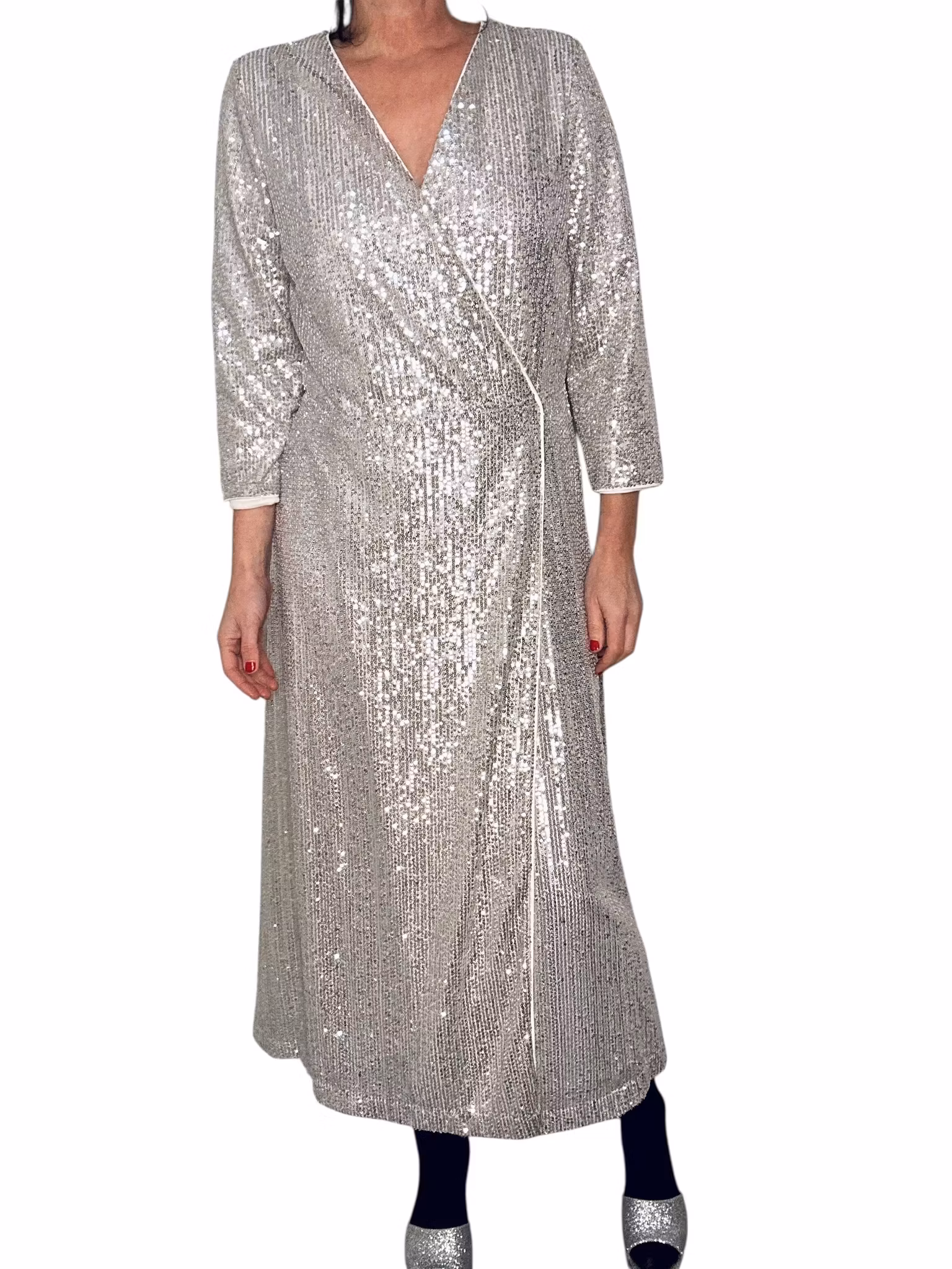 Silvrig paljettklänning i omlottmodell