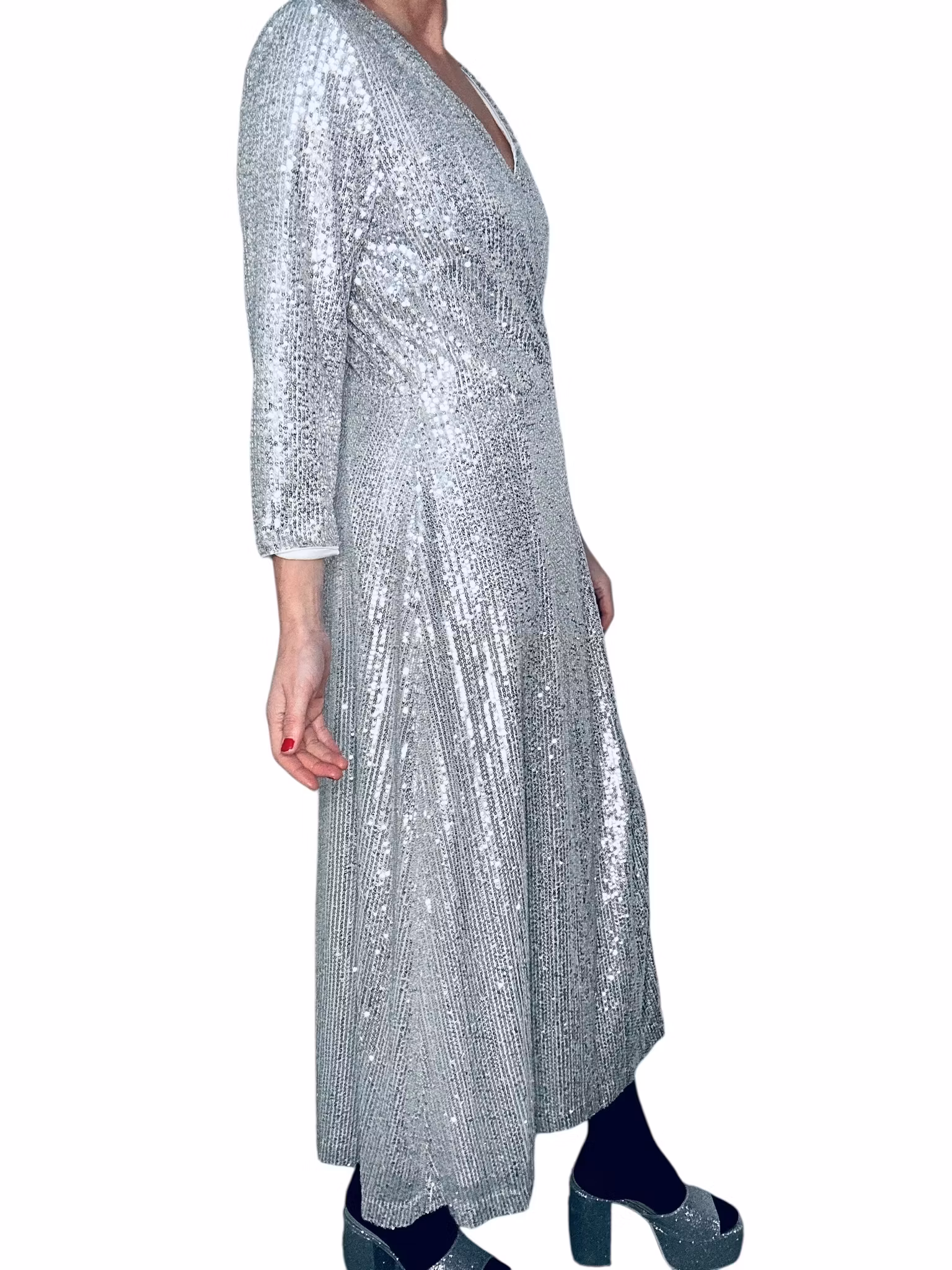 Silvrig paljettklänning i omlottmodell