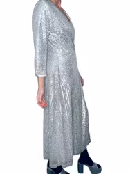 Silvrig paljettklänning i omlottmodell
