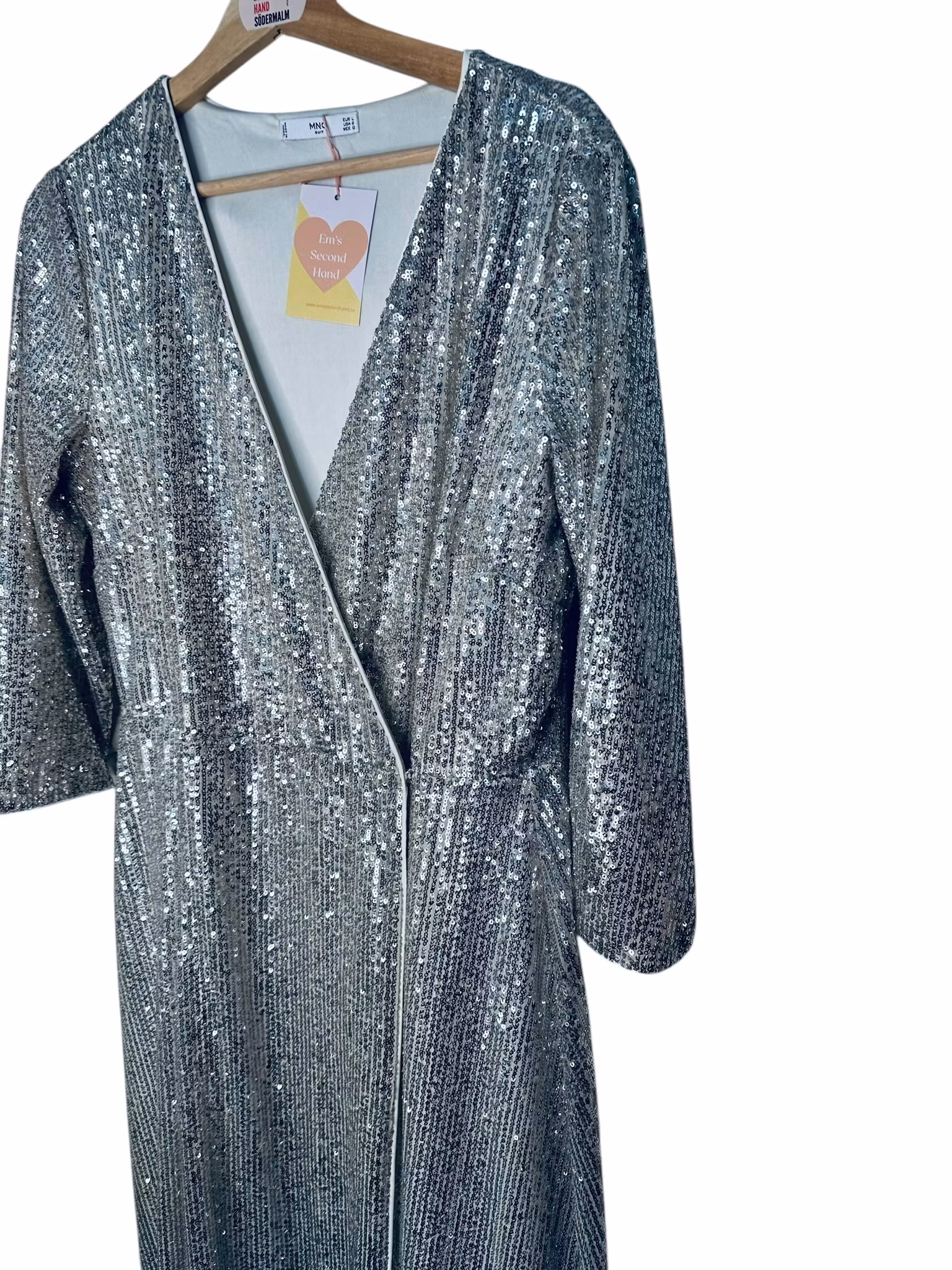 Silvrig paljettklänning i omlottmodell