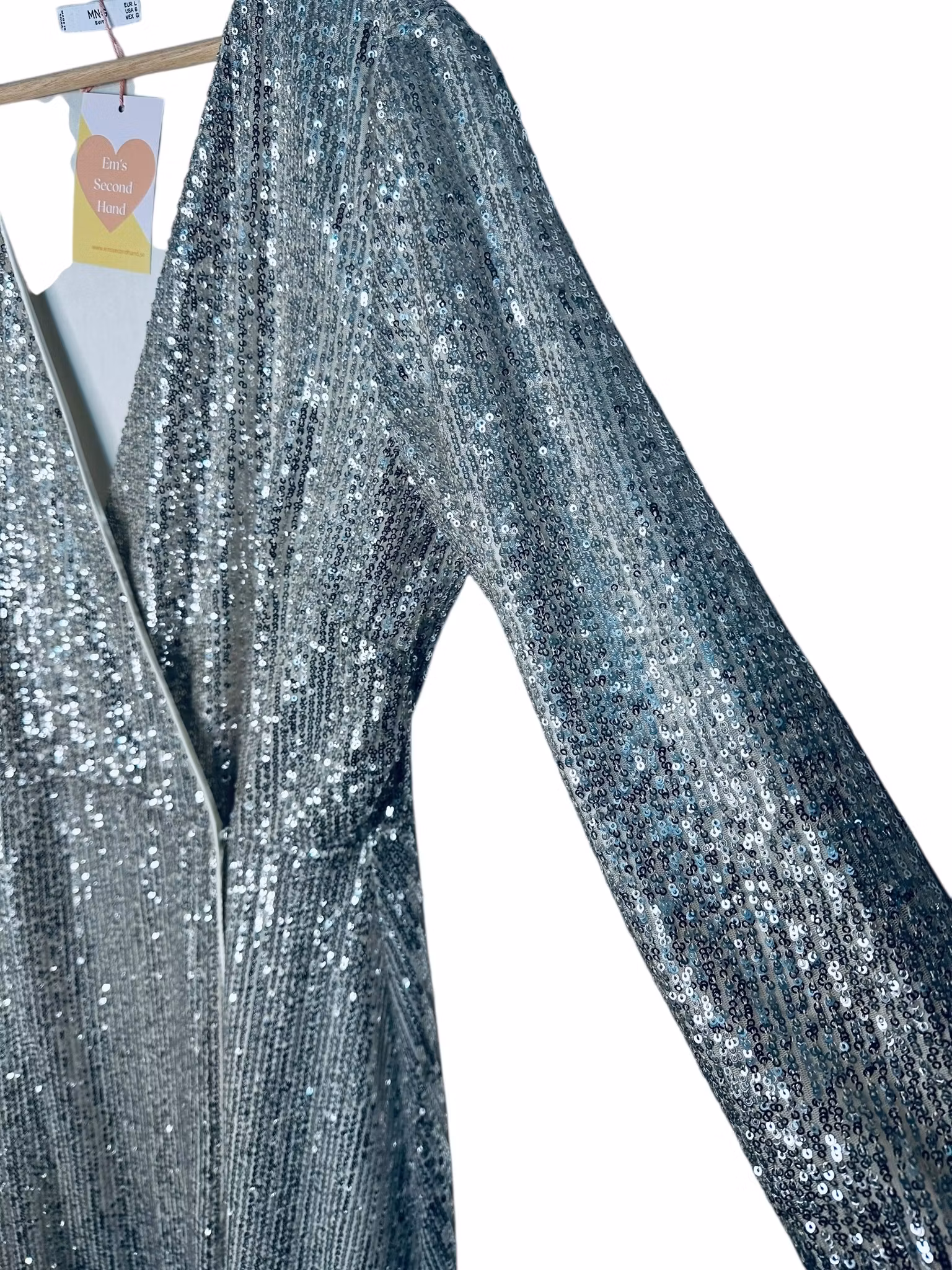 Silvrig paljettklänning i omlottmodell