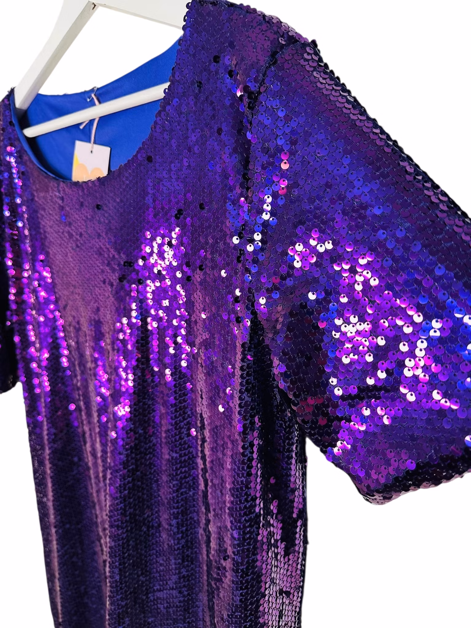 Lila paljettklänning
