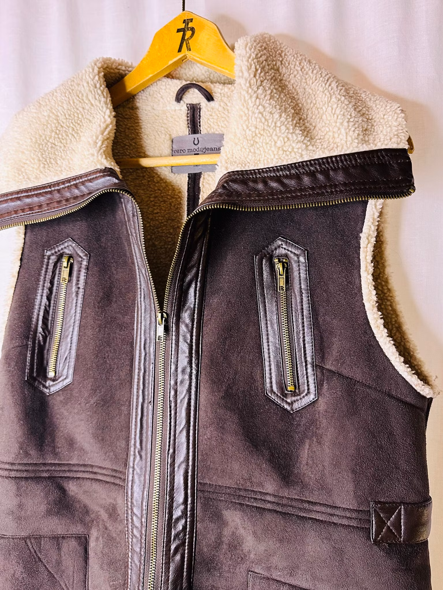 Lång brun väst i fuskläder