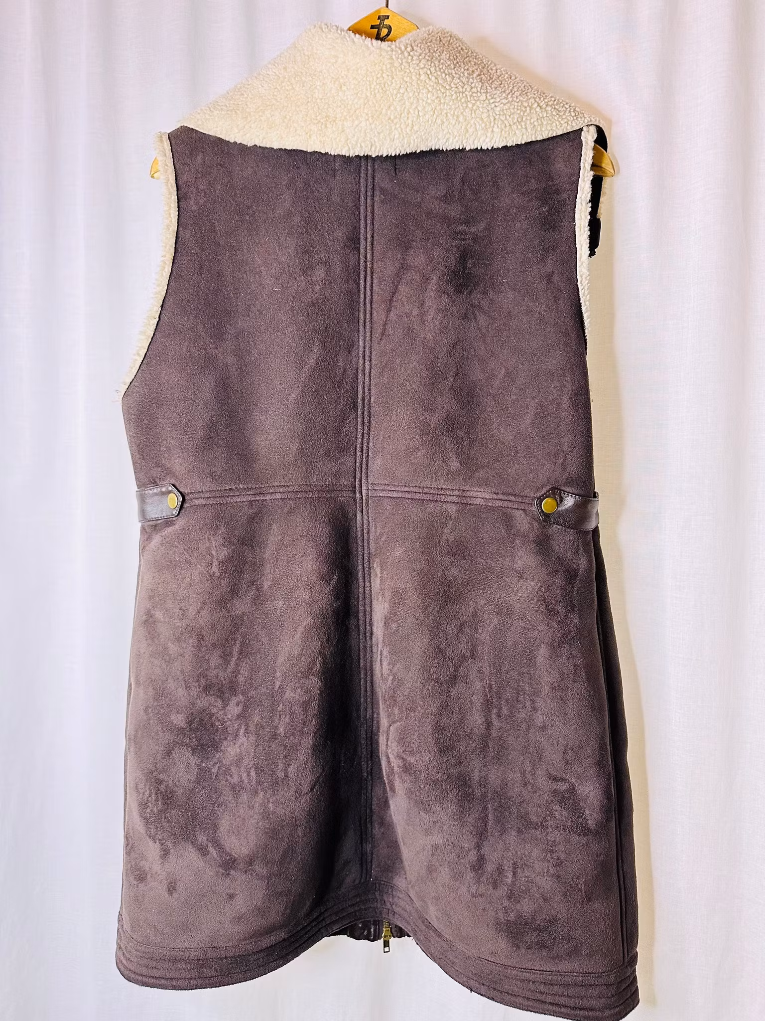 Lång brun väst i fuskläder