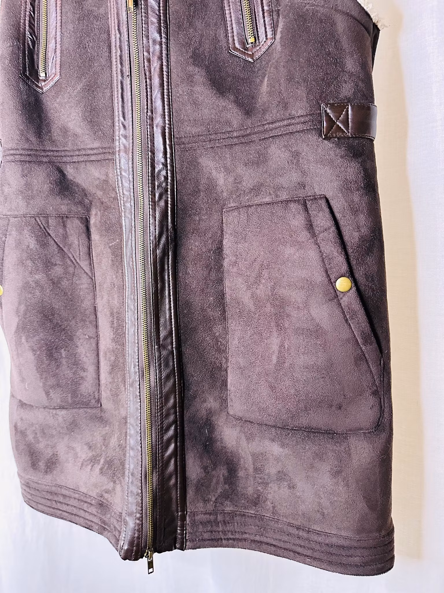 Lång brun väst i fuskläder