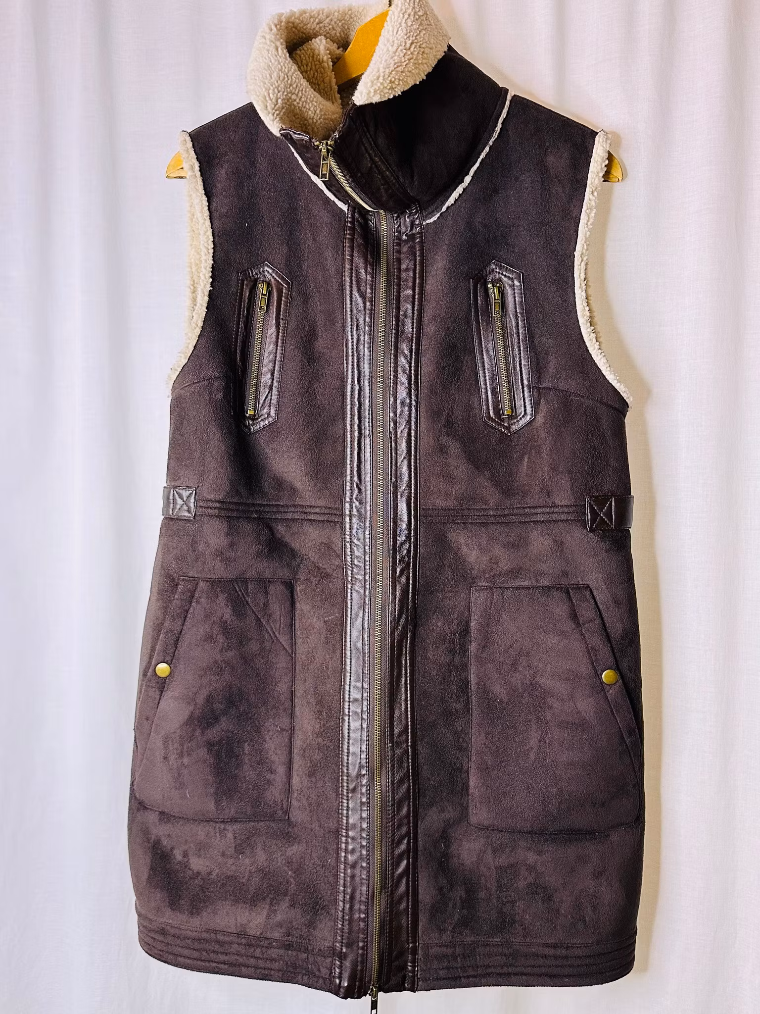 Lång brun väst i fuskläder