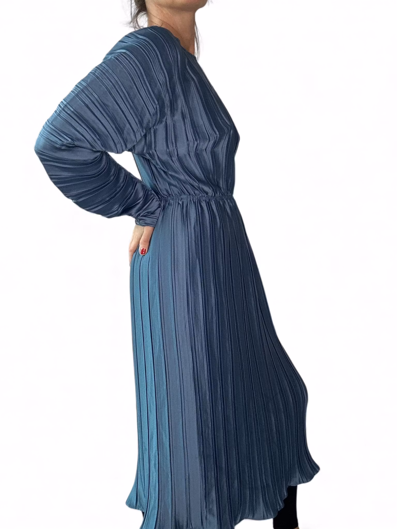 Plisserad blå klänning med bananärm