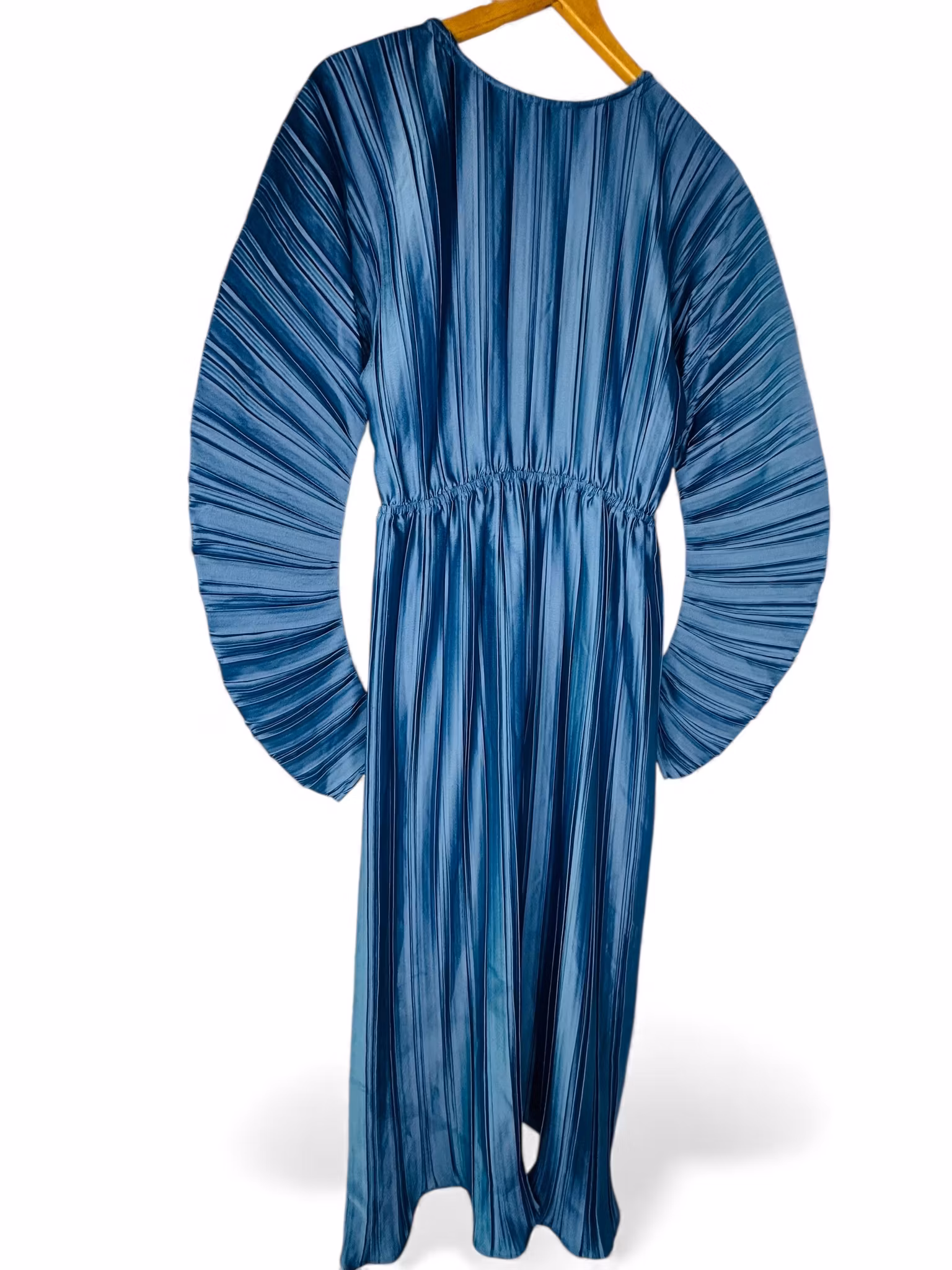 Plisserad blå klänning med bananärm