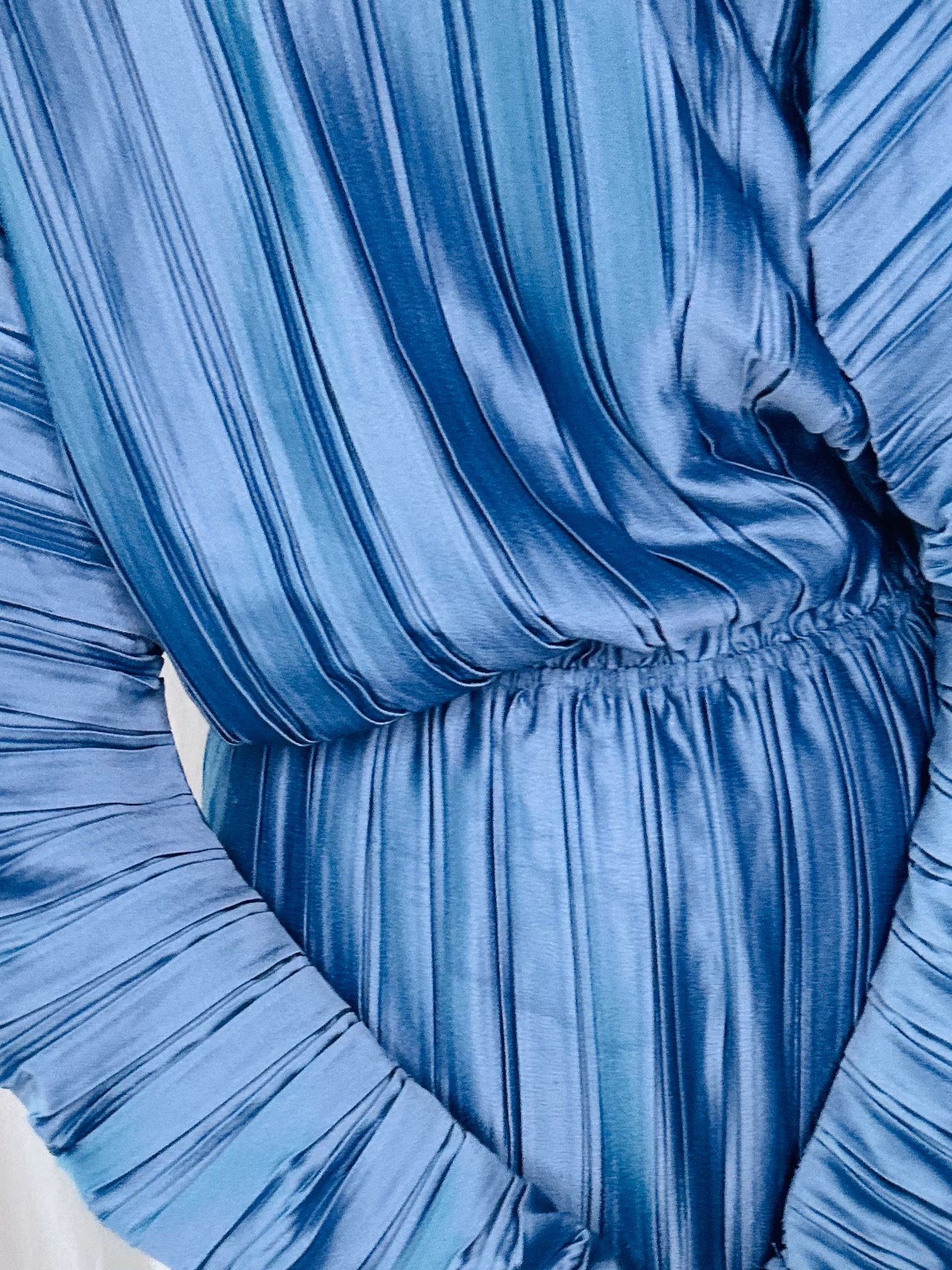 Plisserad blå klänning med bananärm