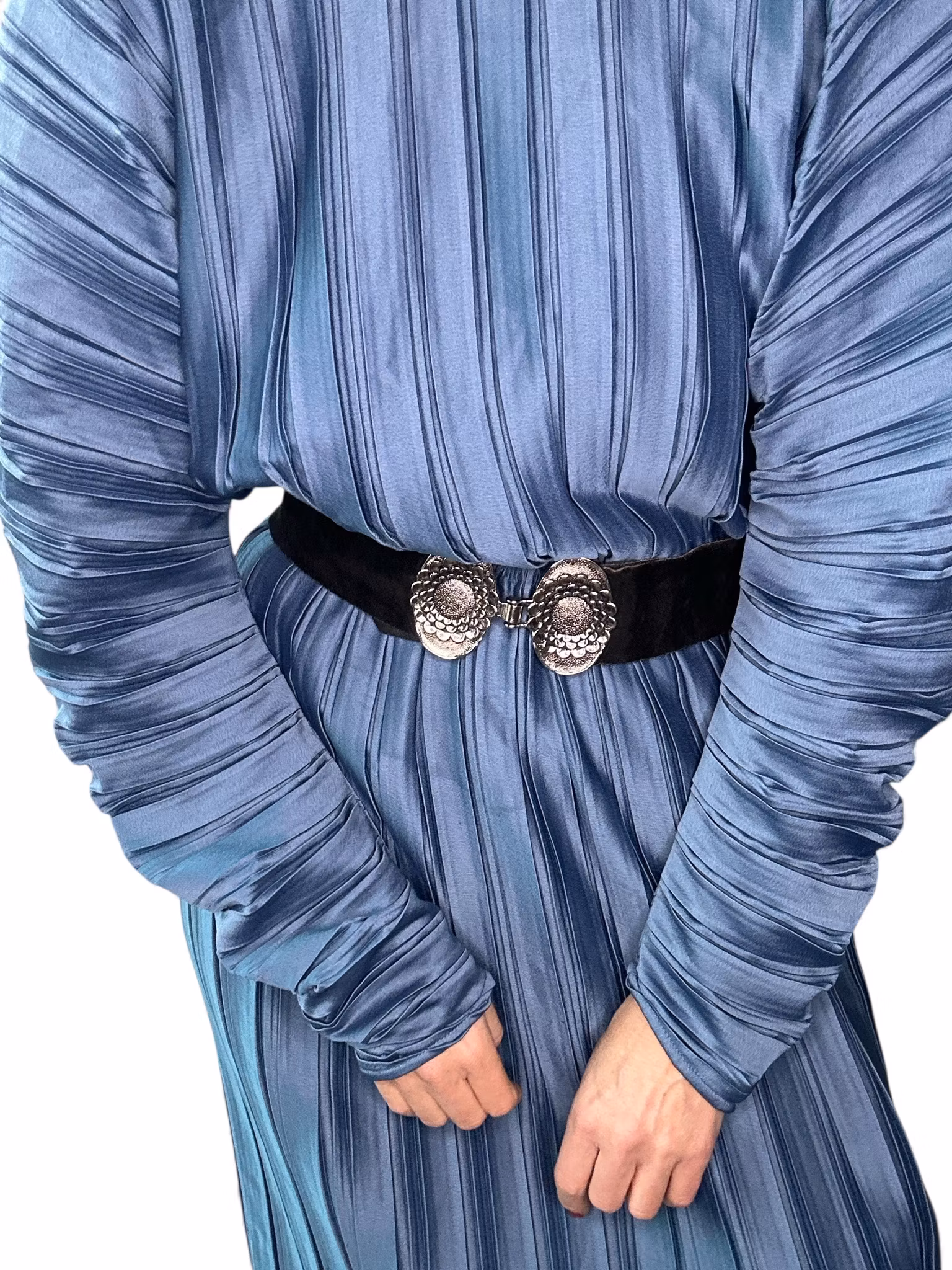 Plisserad blå klänning med bananärm