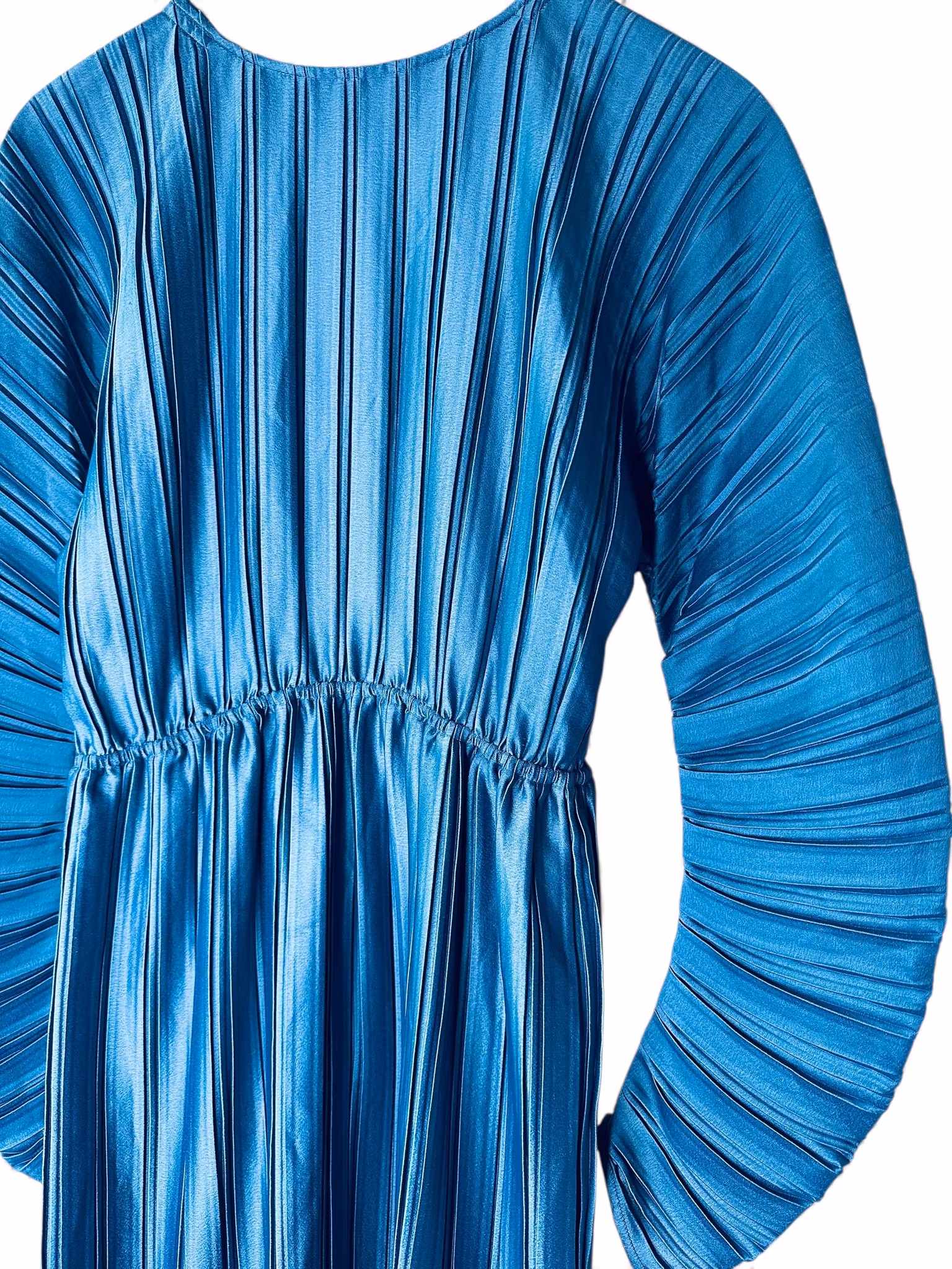 Plisserad blå klänning med bananärm