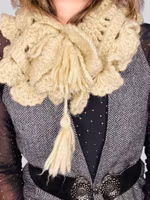 Stickad krage i spets