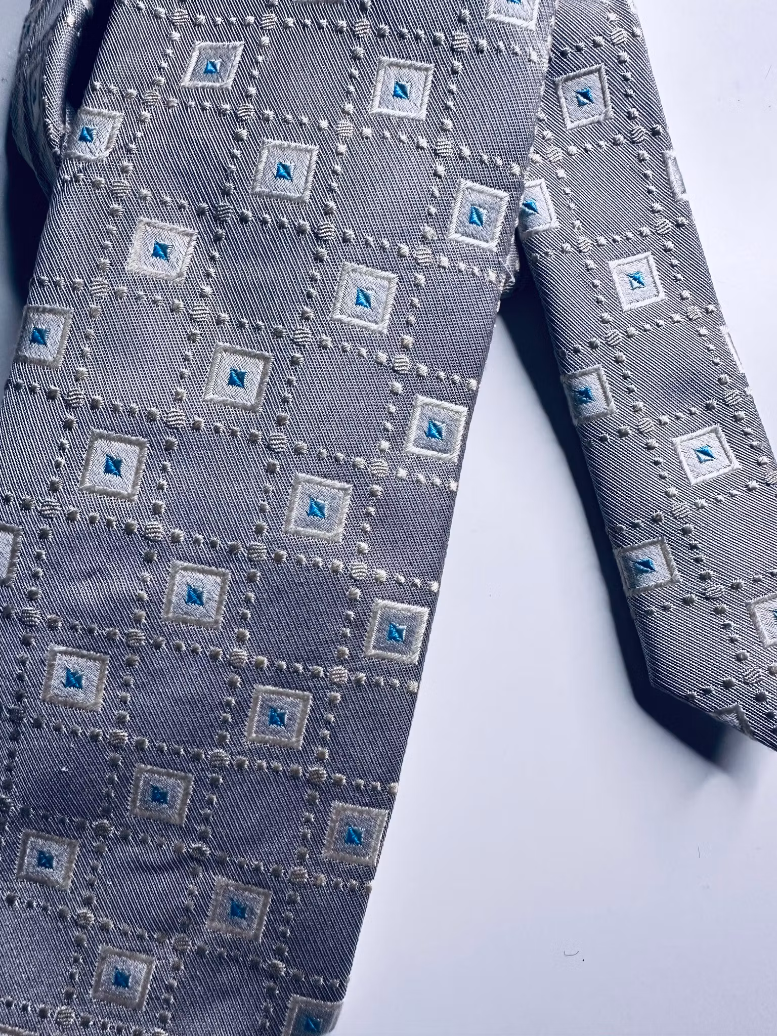 Sidenslips i silvergrått