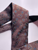 Brun sidenslips med paisleymönster