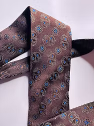 Brun sidenslips med paisleymönster