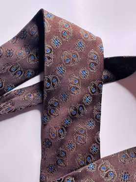 Brun sidenslips med paisleymönster