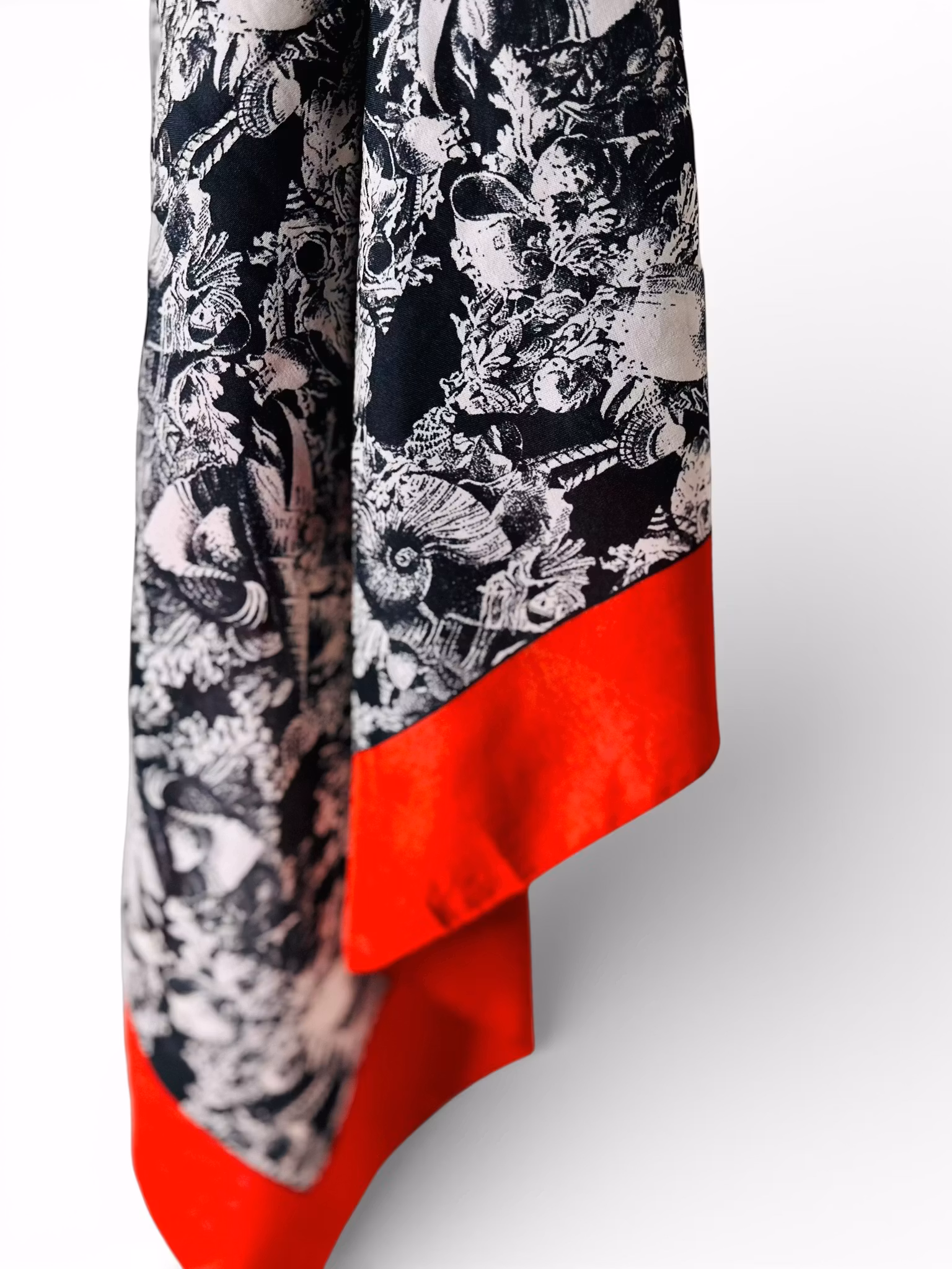 Scarf i rött, svart och vitt