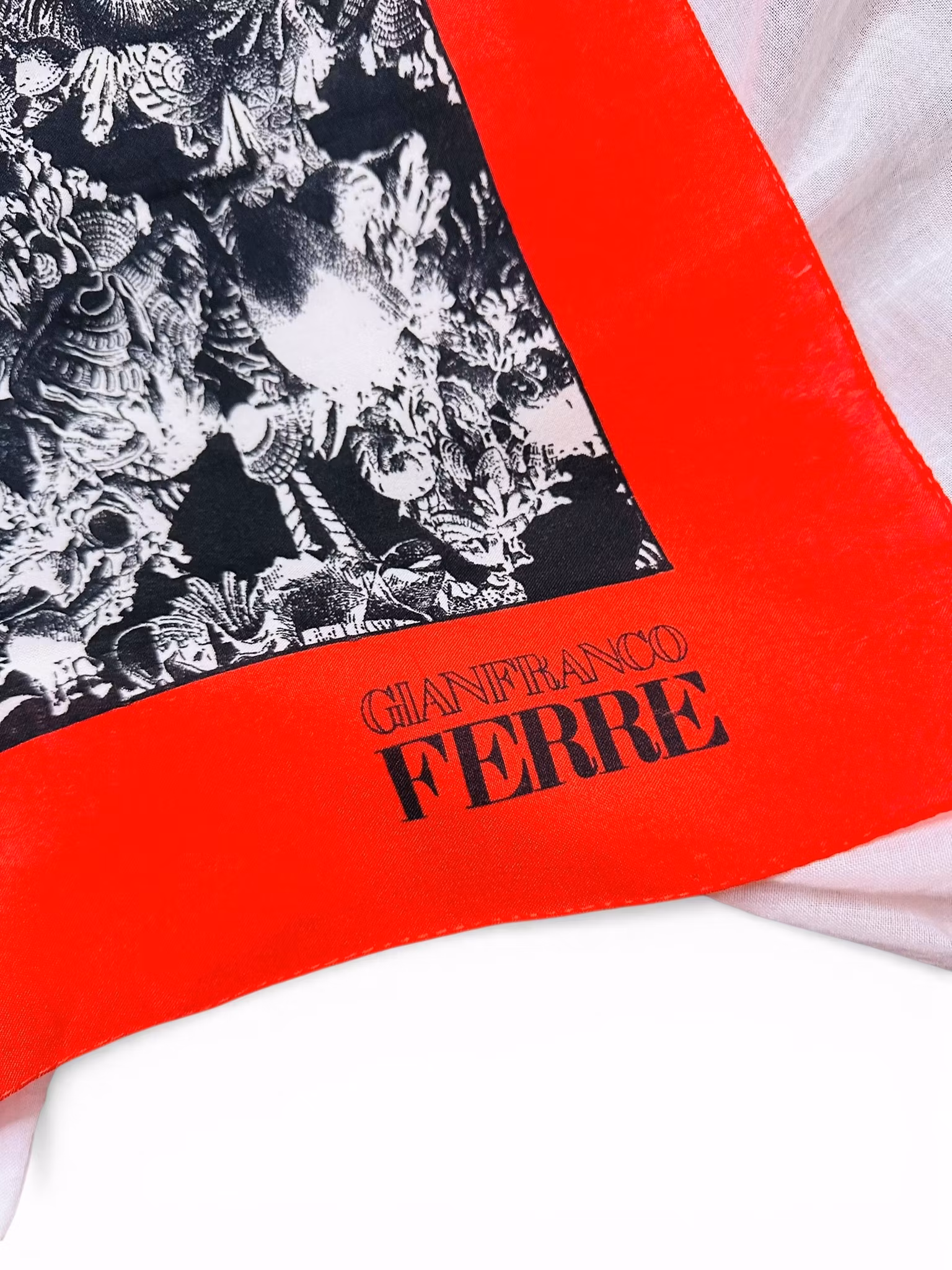 Scarf i rött, svart och vitt