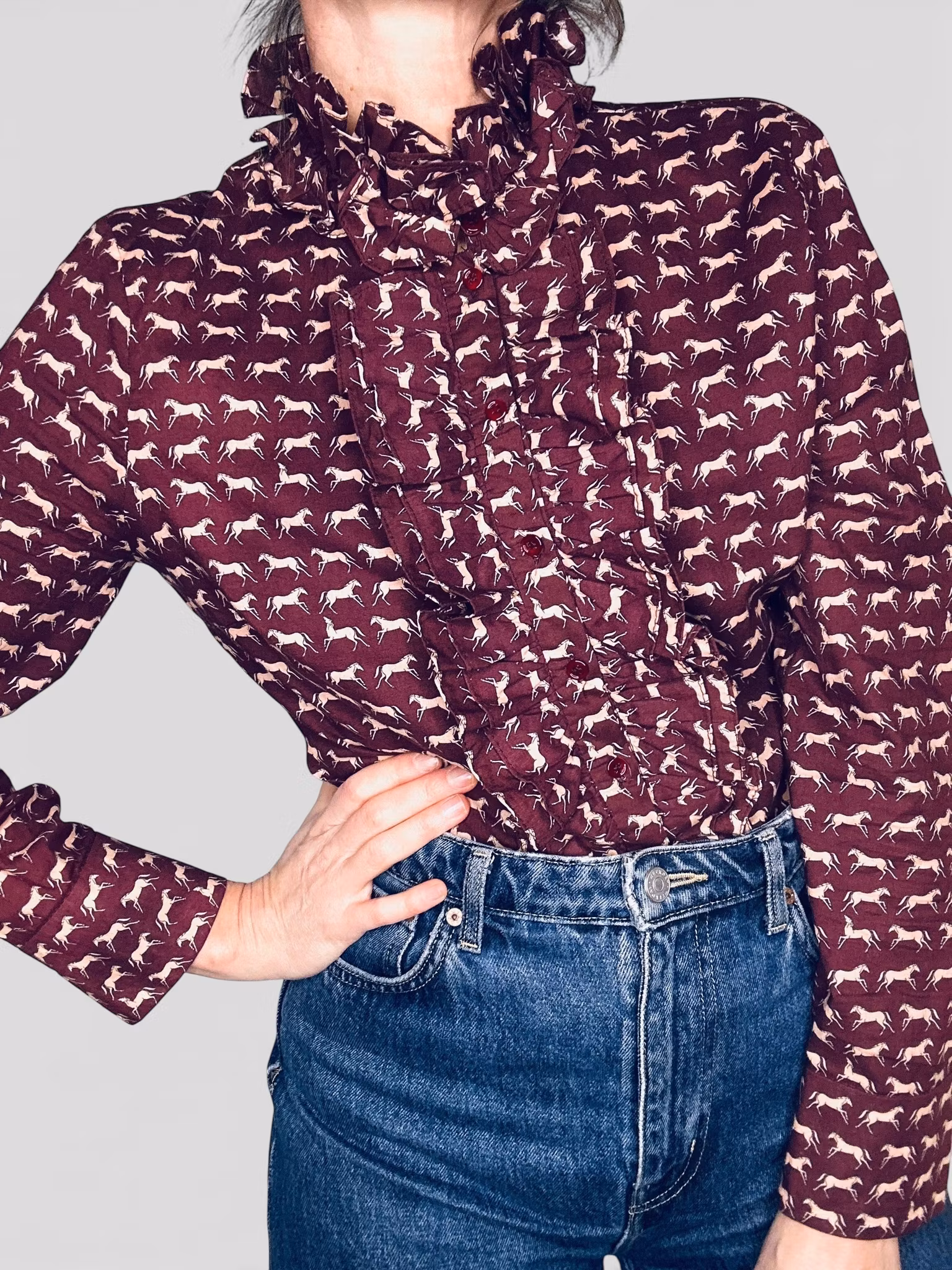 Vinröd blus med hästprint