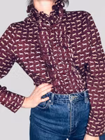 Vinröd blus med hästprint