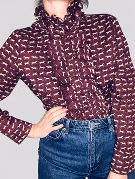 Vinröd blus med hästprint