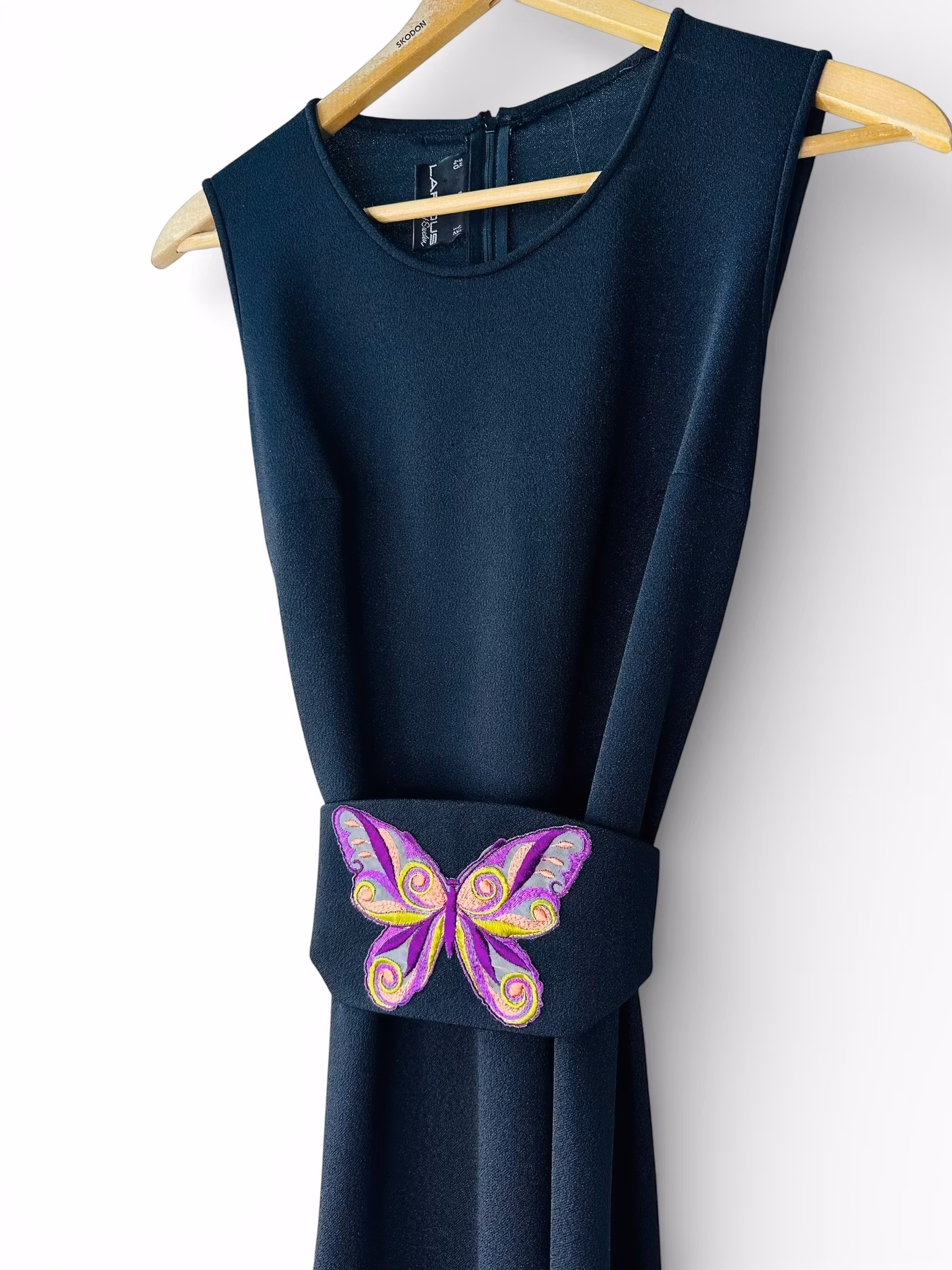 Vintage klänning med fjärilsskärp