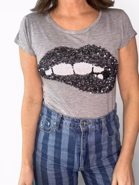 Tisha med paljett-mun