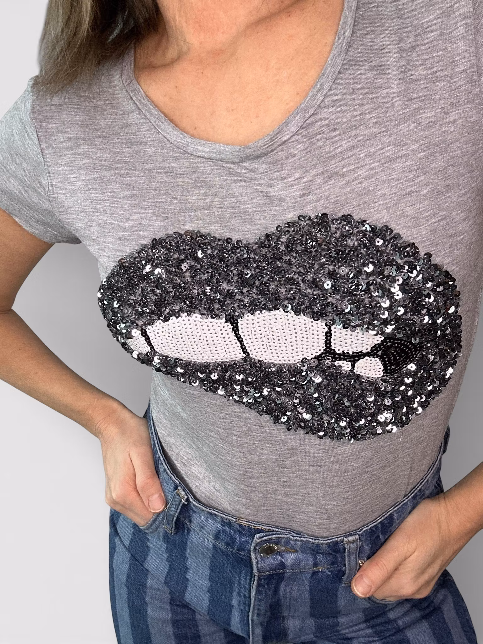 Tisha med paljett-mun