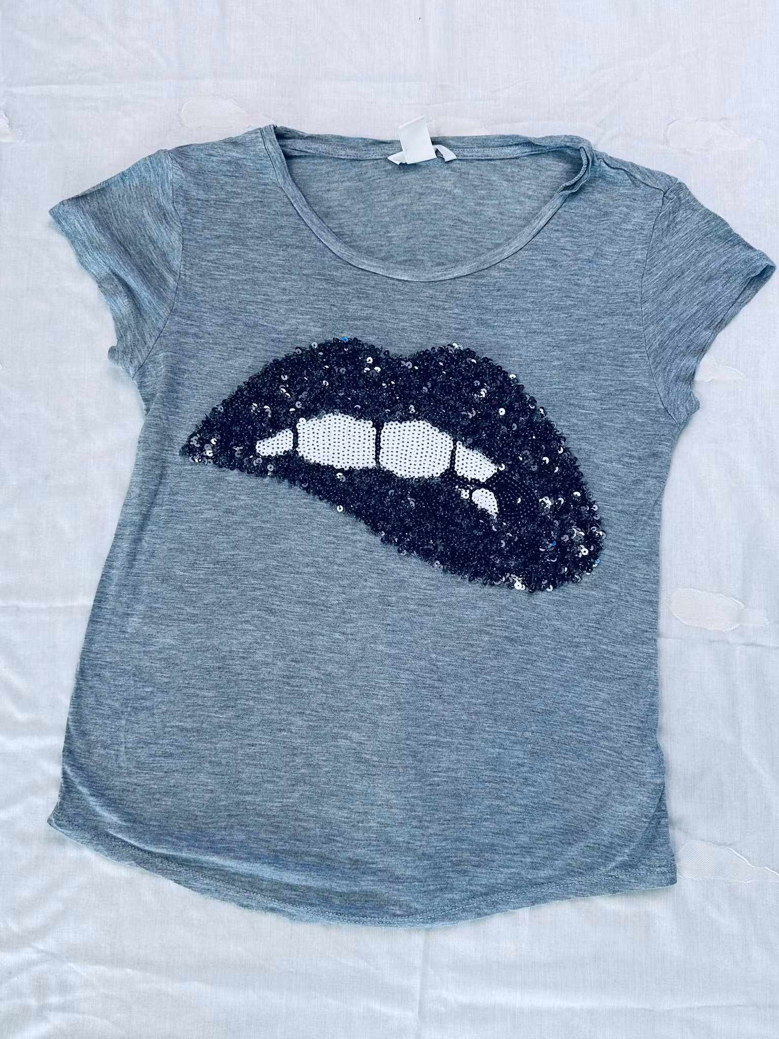 Tisha med paljett-mun