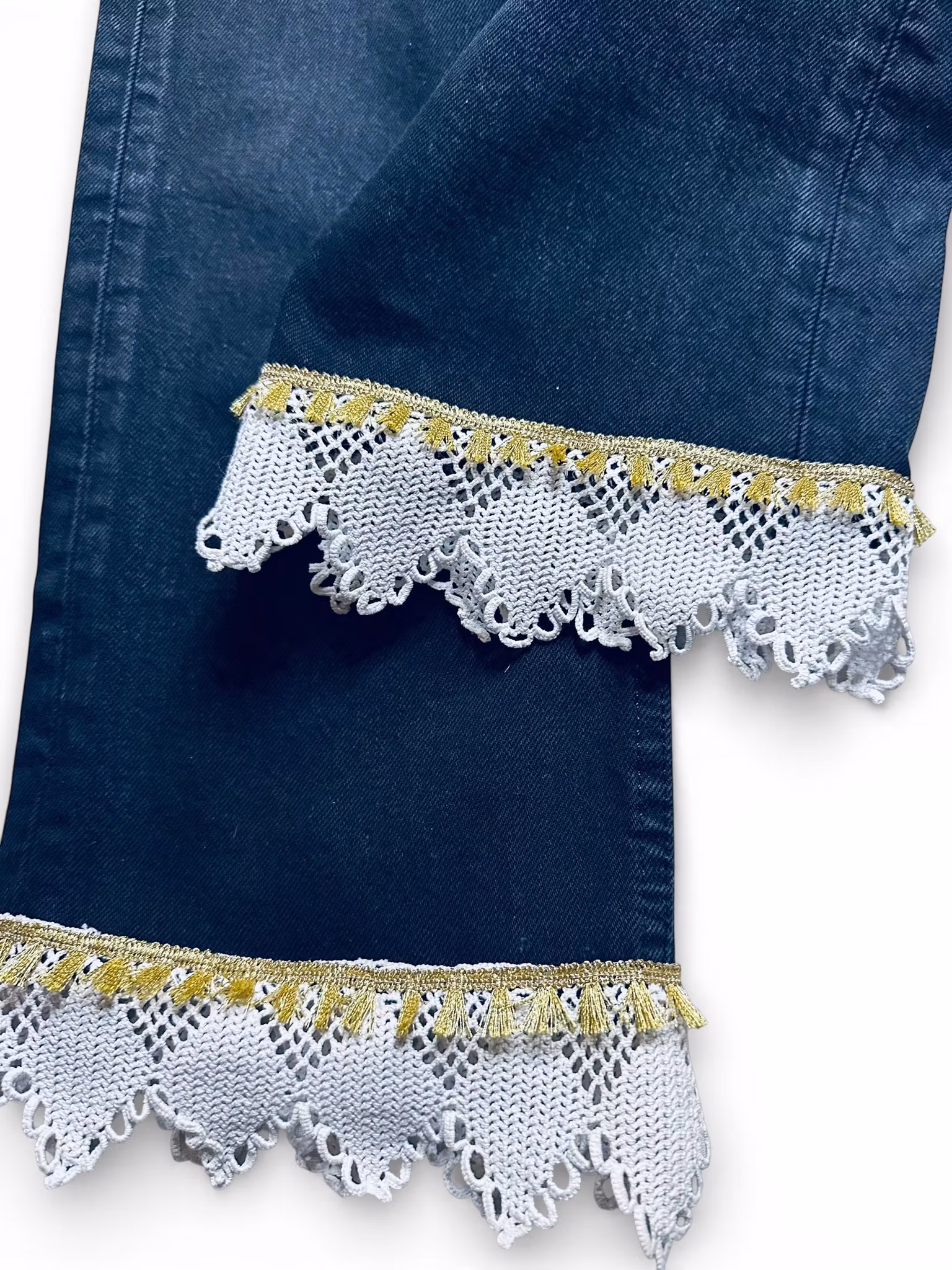 Remake: LEVI'S 501 svarta 27" med spets och guldtofsar