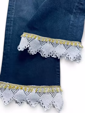 Remake: LEVI'S 501 svarta 27" med spets och guldtofsar