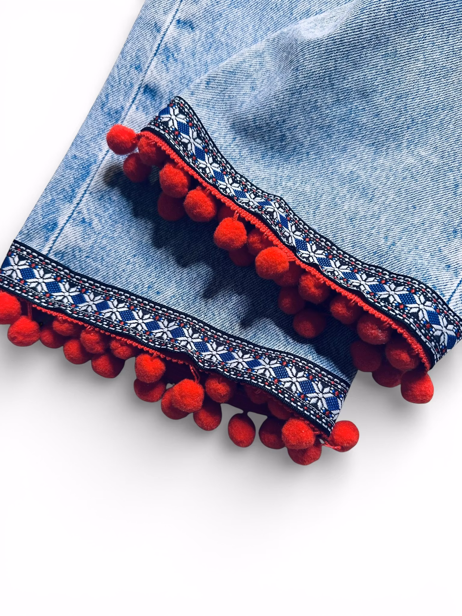 Remake: LEVI'S 501 ljusblå 26" med röd bollfrans