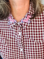 Rutig fransk blus med broderad krage