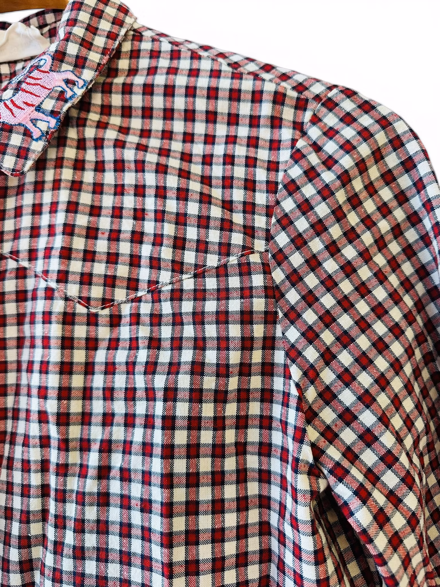 Rutig fransk blus med broderad krage