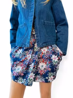 Blommig kort kjol i siden