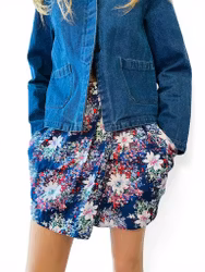 Blommig kort kjol i siden