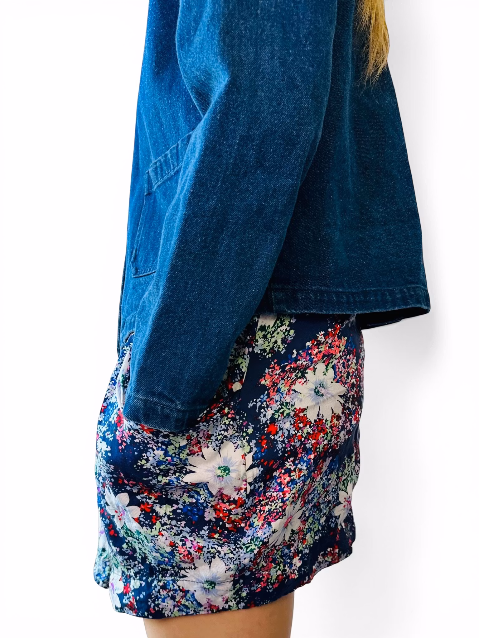 Blommig kort kjol i siden