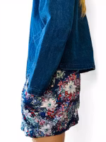 Blommig kort kjol i siden