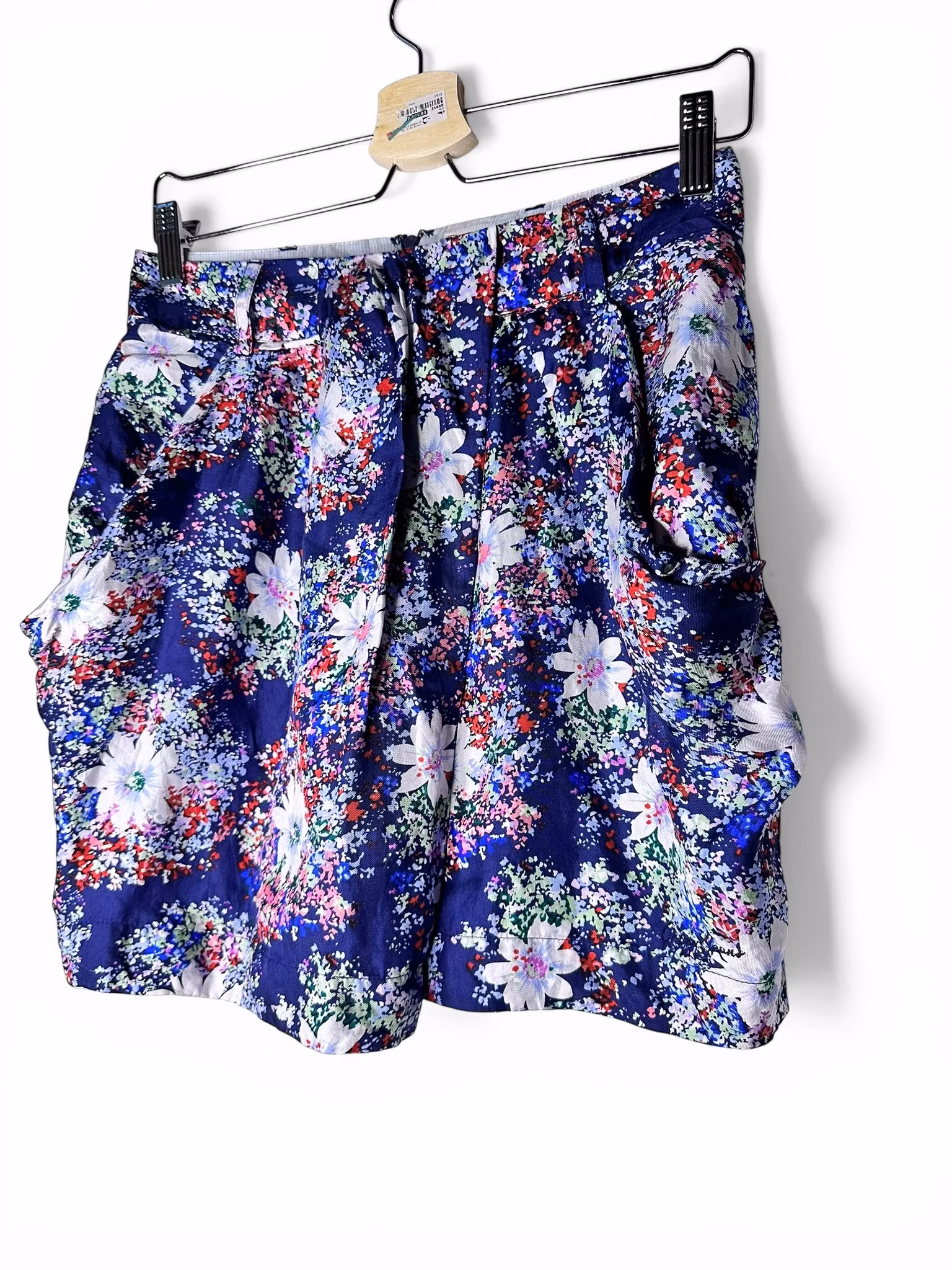 Blommig kort kjol i siden